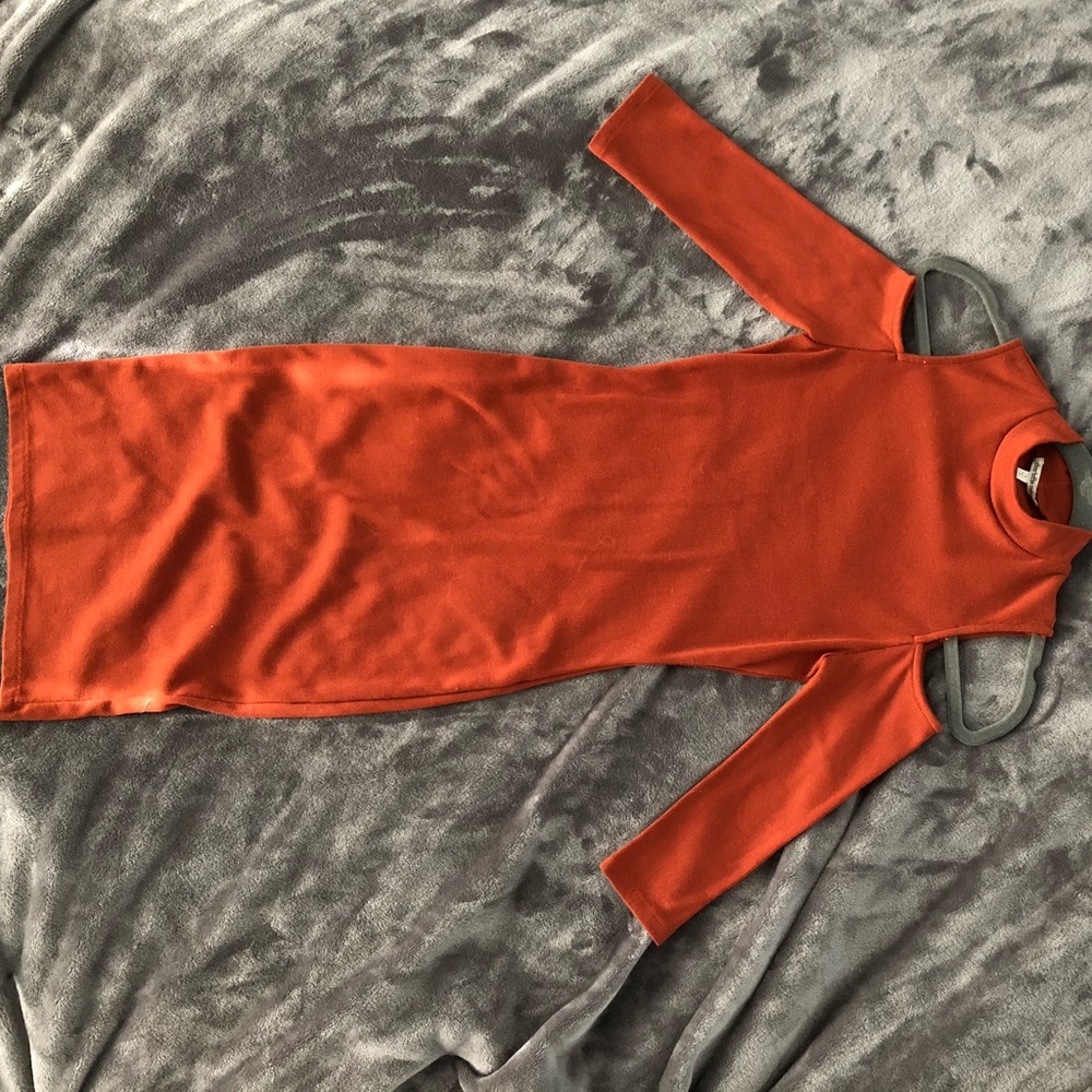 Shoulder-less Long-sleeve Body Dress w/ Neck